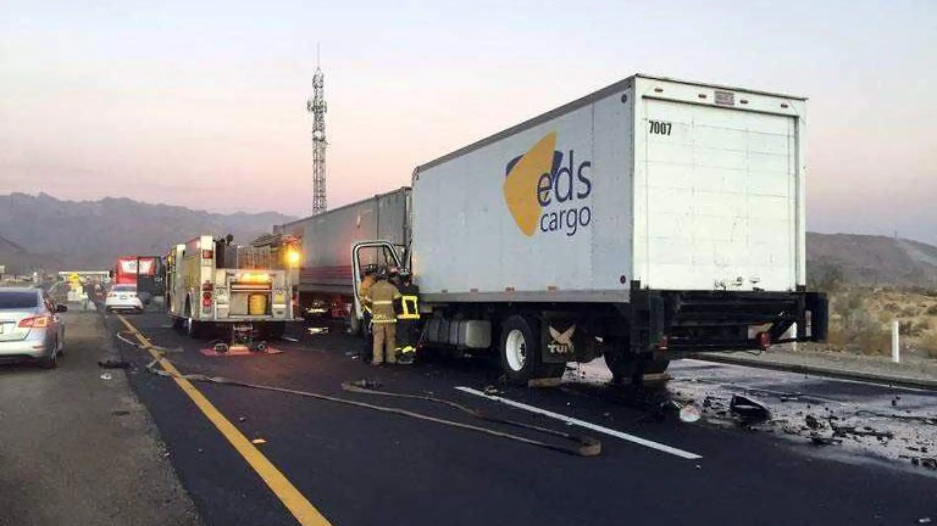 Queda prensado hombre en choque sobre carretera a Tijuana